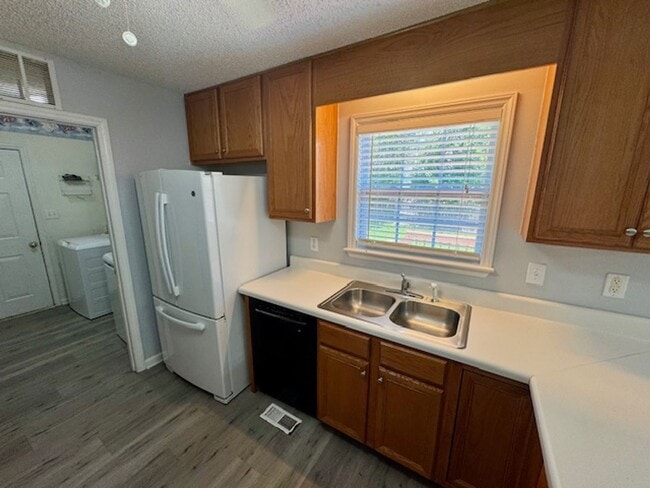 Building Photo - Open House 6/6 at 4 PM!