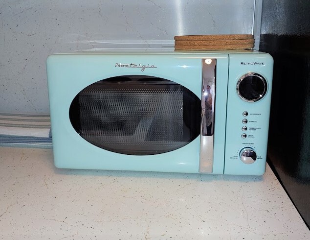 Retro microwave in kitchen - 4215 Whitman Ave N