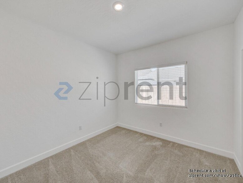 Building Photo - Unit