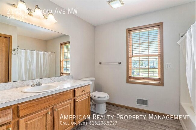 Building Photo - 2131 Kinnrow Ave NW