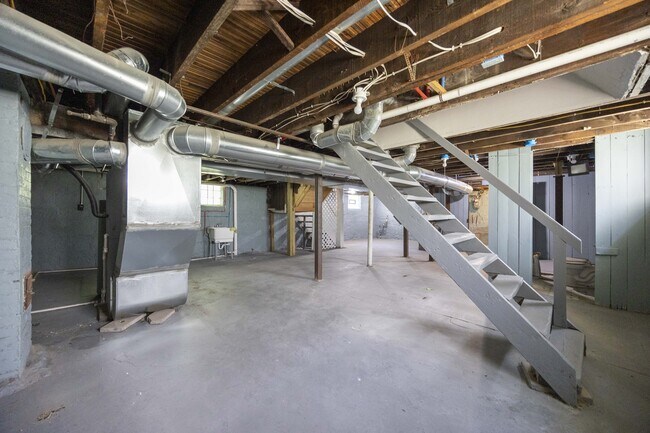 Building Photo - 1496 E 107th St