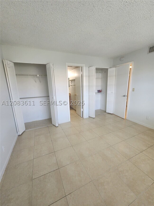 Building Photo - 10004 Twin Lakes Dr