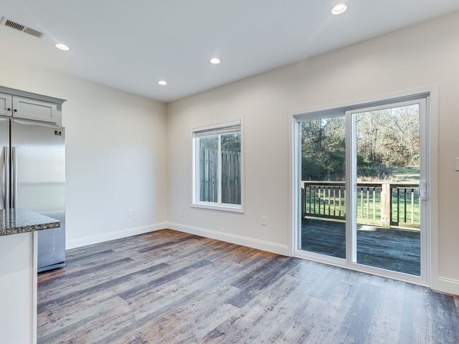 Building Photo - 3 2.5 BR Townhome