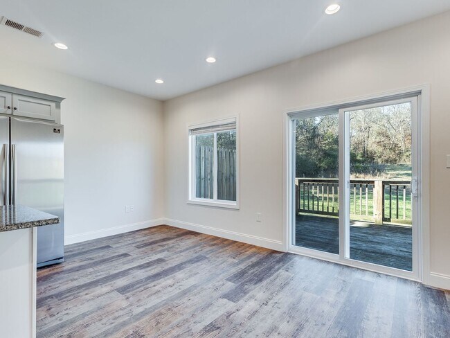 Building Photo - 3 BR Townhome