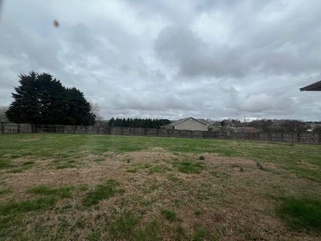 Building Photo - Move In Ready!!