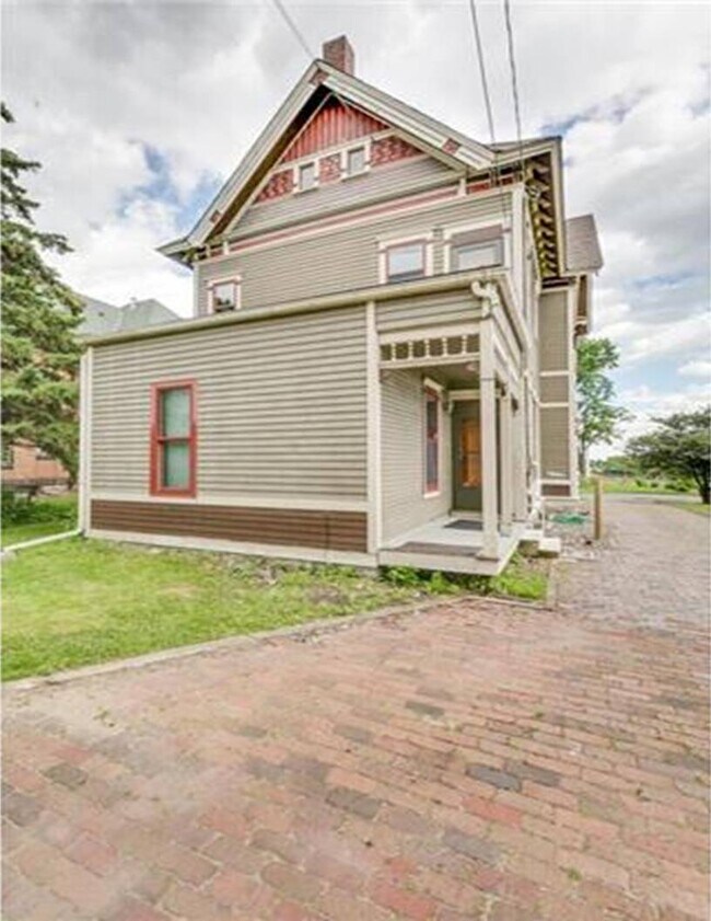 Building Photo - 653 5th St E