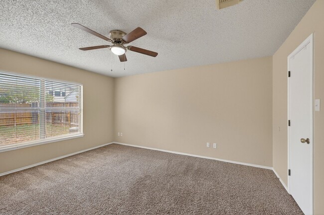 Building Photo - 10526 Bluegrass Pond