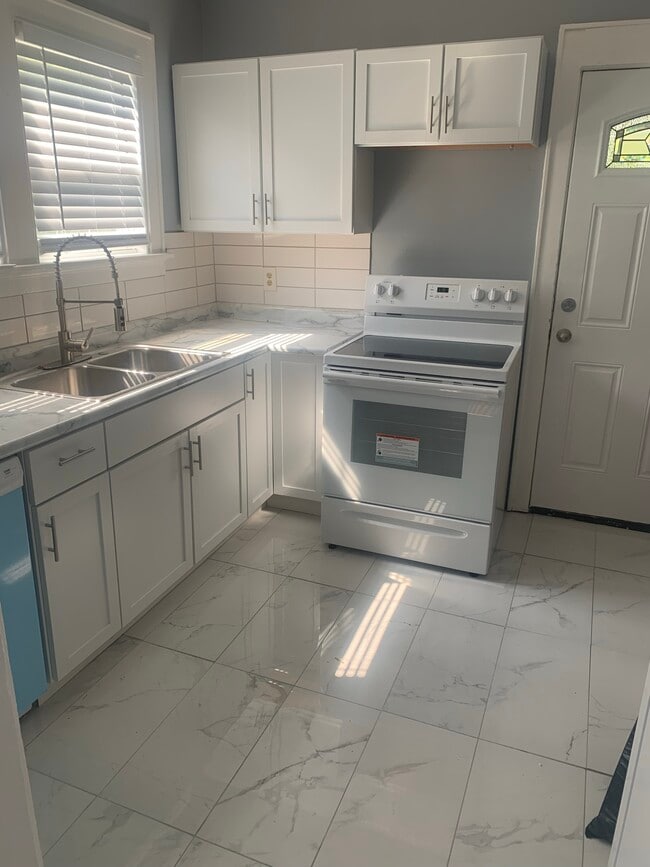 Building Photo - 2220 Mcgregor Pl