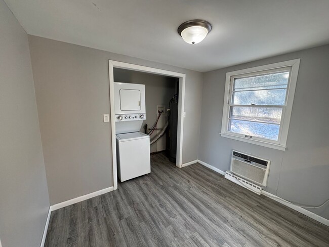 Building Photo - 2 Bedroom House  in Silvis