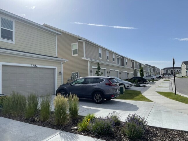 Building Photo - Pet Friendly Gorgeous Row End Townhome w 2...