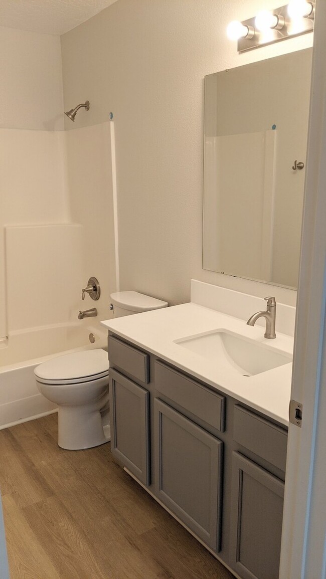 Building Photo - 4 Bed 2 Bath in Boise!