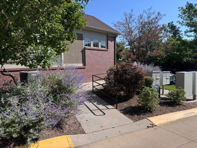 Building Photo - 725 Roslyn St