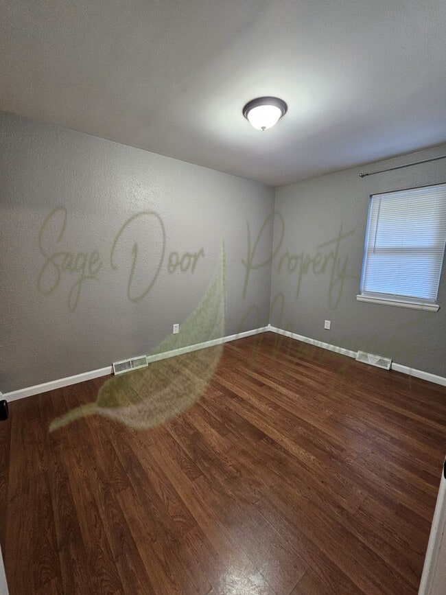 Building Photo - BEAUTIFUL UPDATES!!