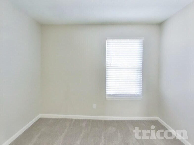 Building Photo - 1233 River Ridge Dr