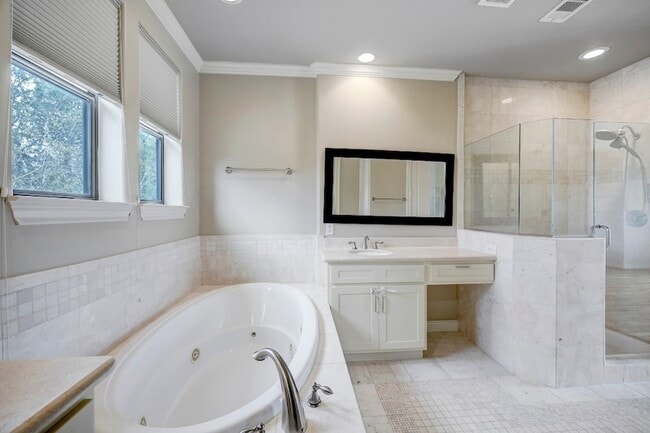 Building Photo - 8906 Lakeshore Bend Dr