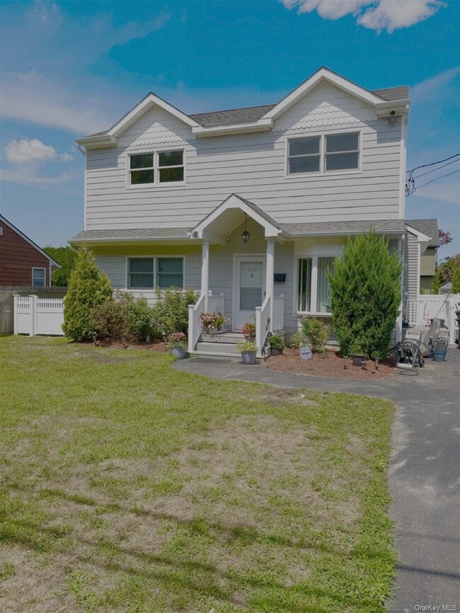 Primary Photo - 679 Montauk Hwy