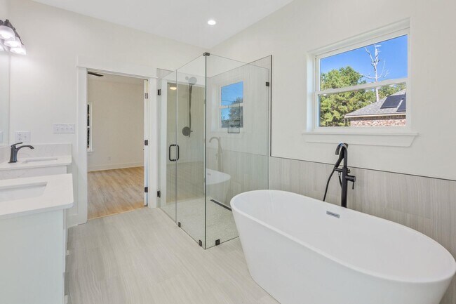 Building Photo - 927 Magdalena Street