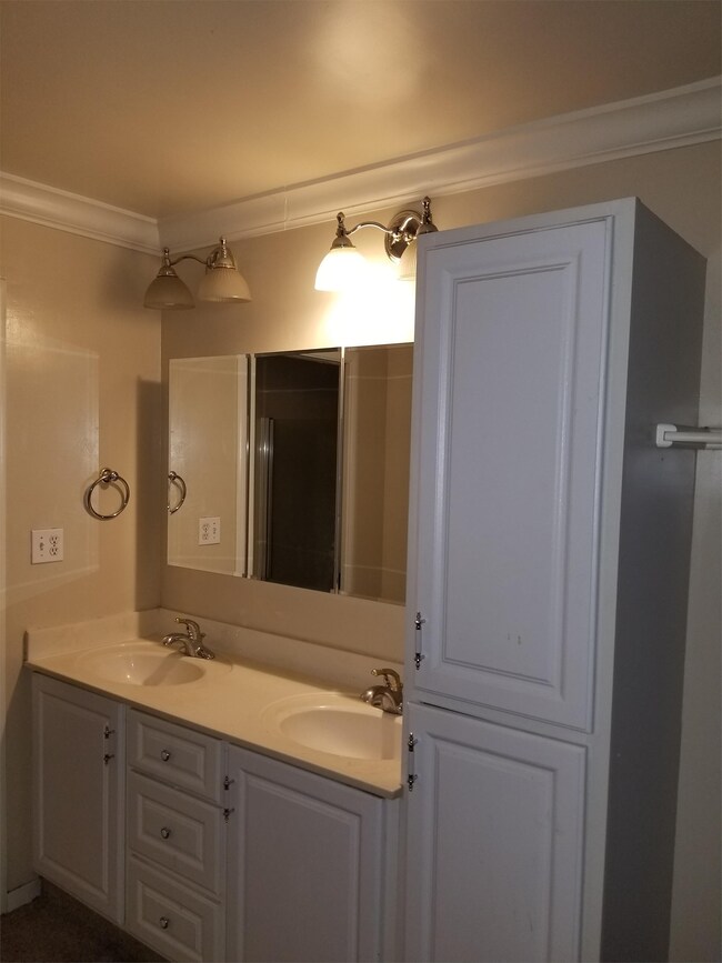 Building Photo - 3408 Moonview Dr
