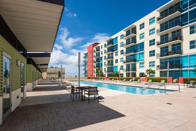 Building Photo - Freshly Painted Upscale 2/1 Condo in amazi...