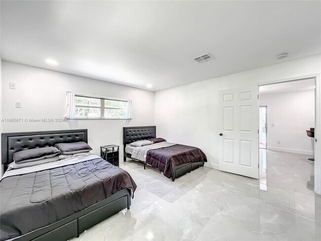 Building Photo - 1751 SW 30th Pl
