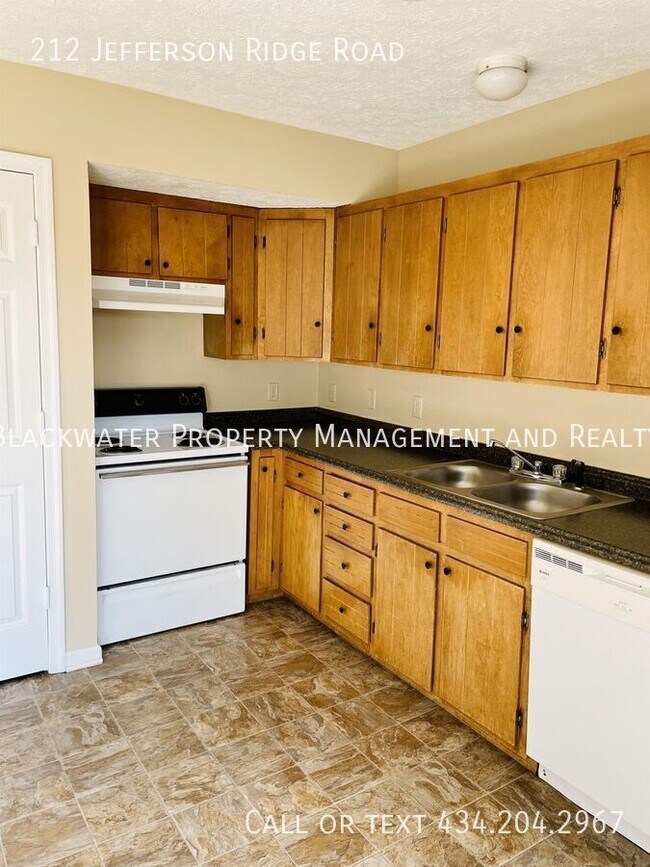 Building Photo - 212 Jefferson Ridge Rd