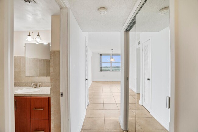 Building Photo - 18051 Biscayne Blvd