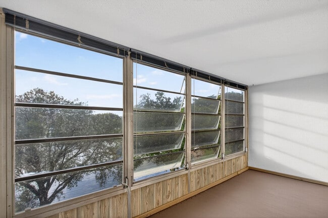 Building Photo - 1904 Bermuda Cir