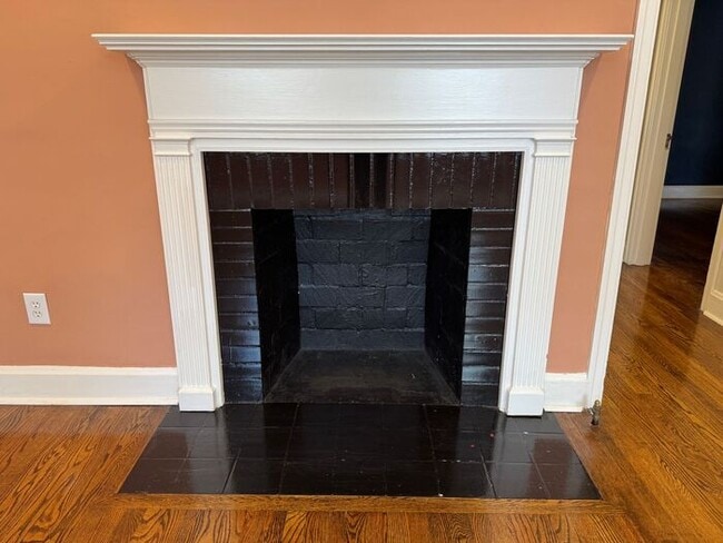 Building Photo - Medical District Location, Fenced Yard, an...