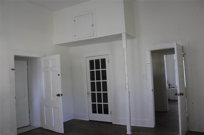 Building Photo - 401 Shaw St