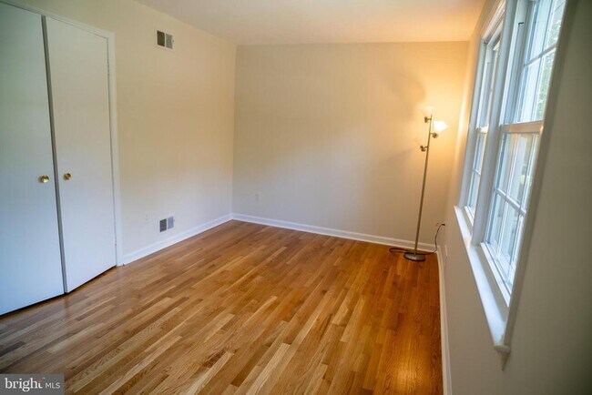 Building Photo - 5012 Larno Dr