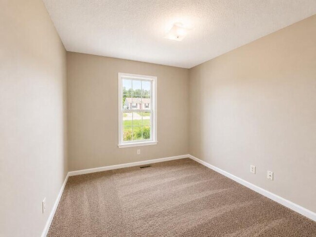 Building Photo - $1250 - 3 Bedroom 1.5 Bath Ranch Home