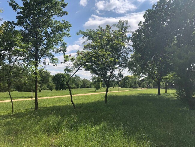 Building Photo - Great 4 bed 2.5 bath on Greenbelt