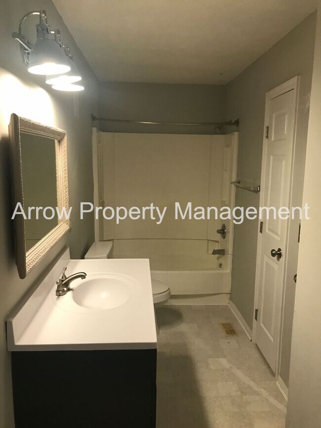 Building Photo - Great 2 Bedroom Townhome on Quiet Dead-End Street!