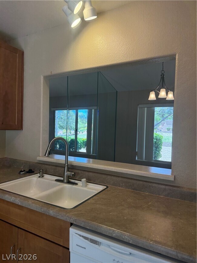 Building Photo - 2425 Showcase Dr