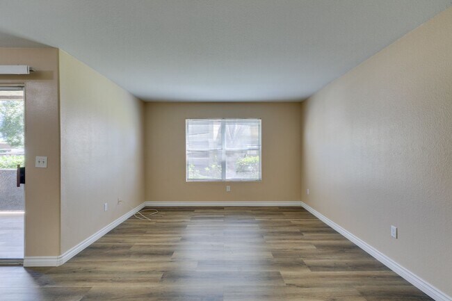 Building Photo - Beautiful 2Bed/2Bath First Floor Condo located in Silverado Ranch