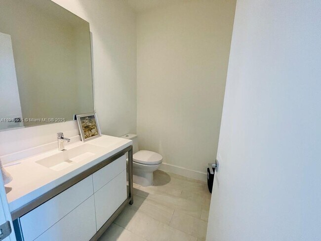 Building Photo - 2000 Metropica Wy