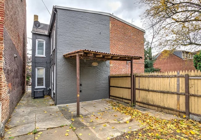 Building Photo - Spacious 3-Bedroom 2 Bath Home with Modern Comforts