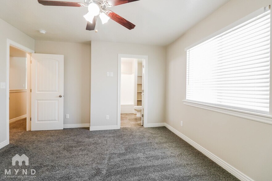 Building Photo - 2251 E Maple Dr