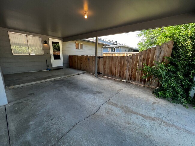 Building Photo - 3 bed, 1 bath Duplex in West Fort Collins