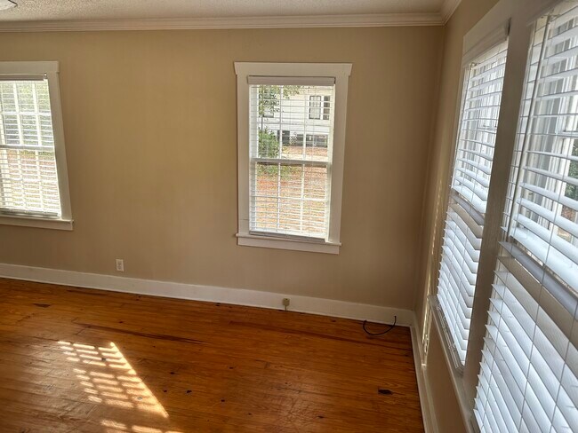 Building Photo - 512 Gordon St E