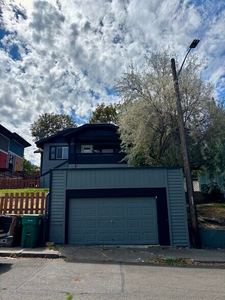 Building Photo - 604 E 7th Ave