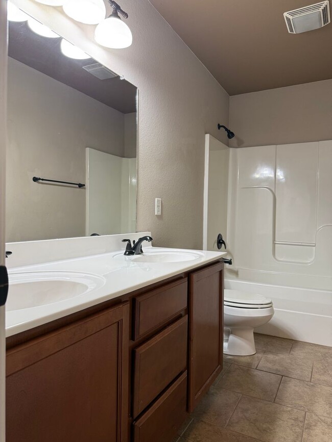 Building Photo - 15229 Skyline Dr