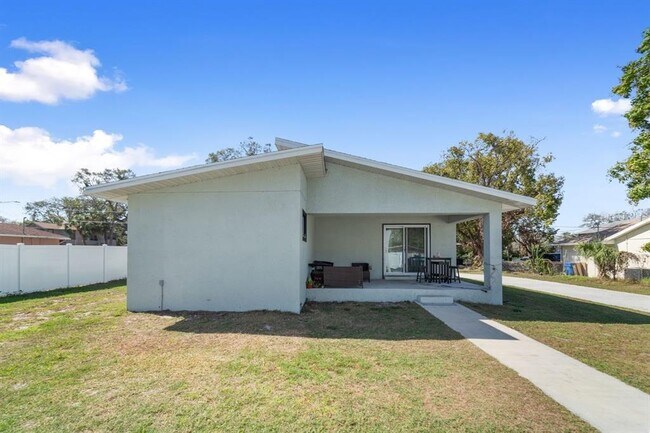 Building Photo - 1650 14th St S