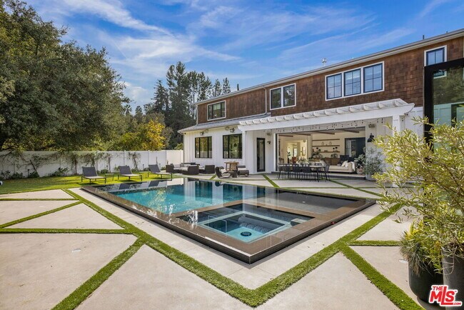 Building Photo - 16101 Royal Mt Dr