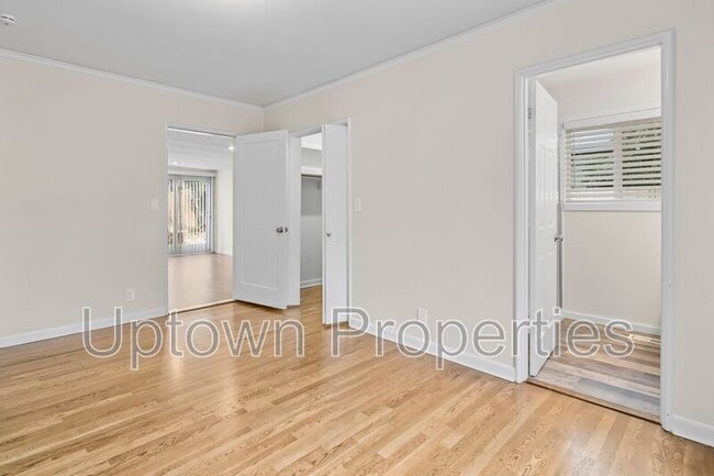 Building Photo - 9520 SW Cypress St