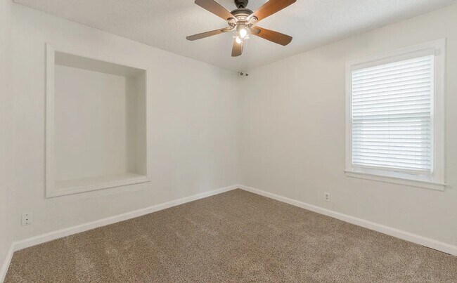 Building Photo - 3 BR/1BA | Newly Renovated Single Family Home | Great backyard| In Blue Springs!