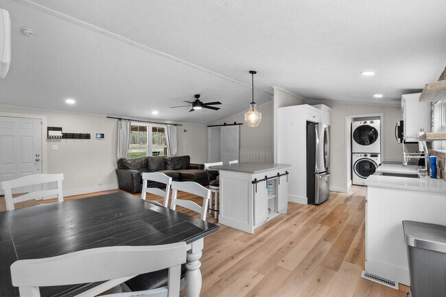 Building Photo - Ranch with 6 Acres!