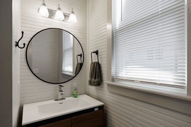 Building Photo - Charming Historic Cottage Just Blocks from Downtown Athens and UGA