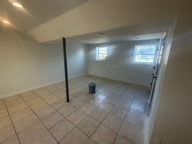Building Photo - Spacious 4bd 2b home!