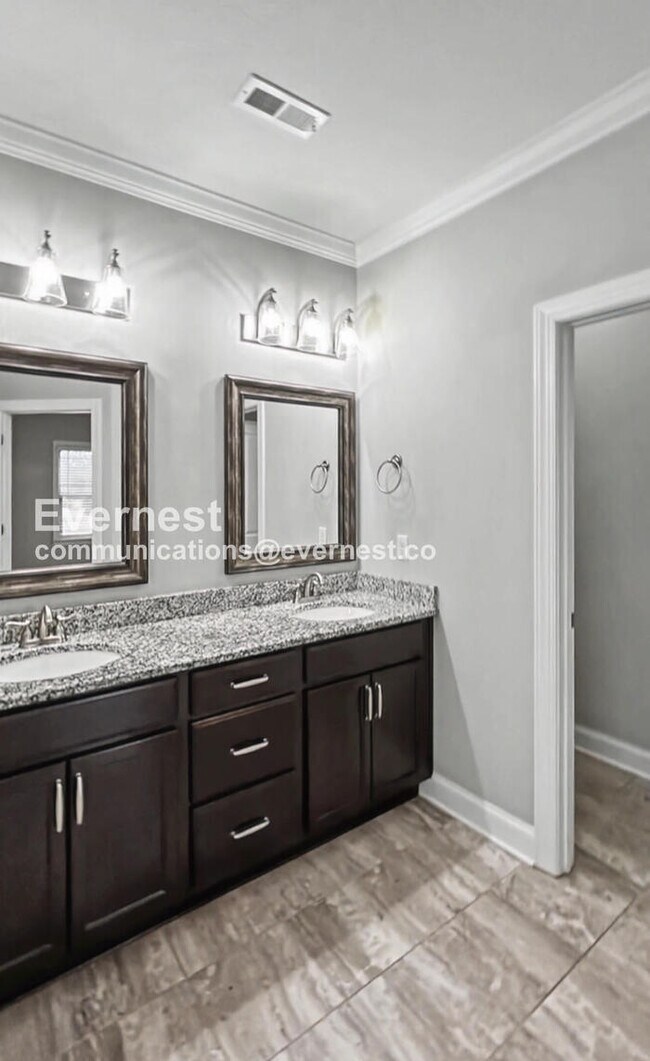 Building Photo - 3 Bed, 2 Bath Home with Garage / Pet-Friendly / Available Now!